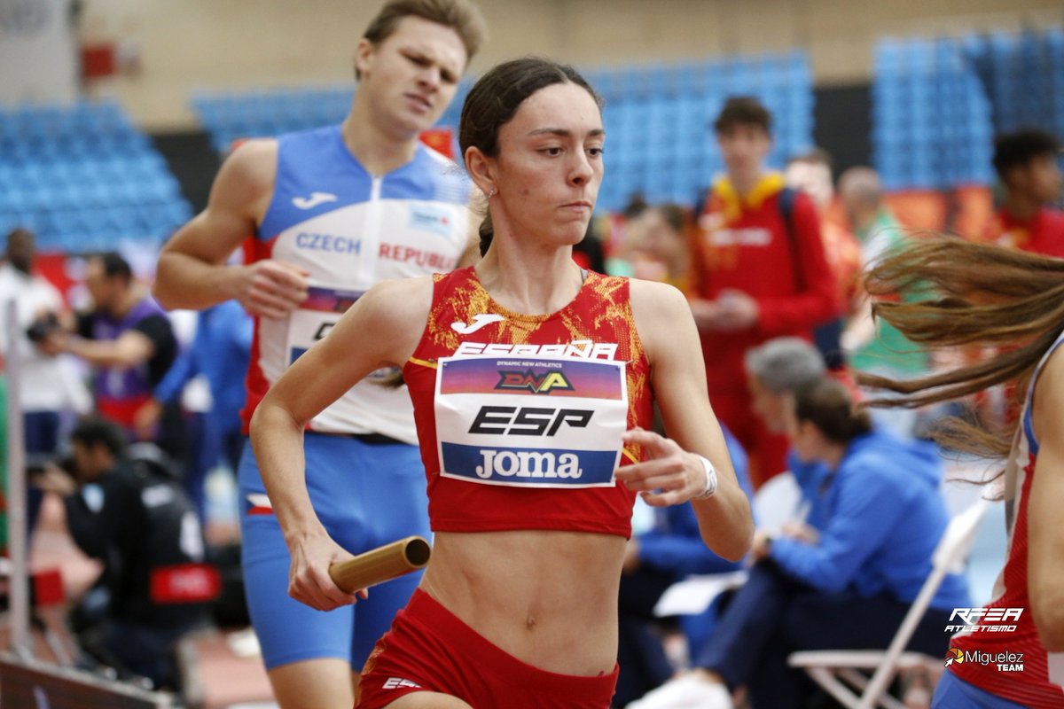 atletismoRFEA's tweet photo. #DNAMadrid 🇬🇧🇮🇪🇪🇸🇵🇹🇫🇷🇨🇿

The Hunt 

3⃣º 🇪🇸 4:53.23

Álvaro MONFORT
Ana PRIETO
uan Carlos CASTILLO
Marta MITJANS

📺 https://t.co/09GH2hizcy
📊 https://t.co/ZJv8Bvusdu

 #EspañaAtletismo #PasiónPorCompetir #AthleticsWithAttitude https://t.co/mVKTt8Wf8y