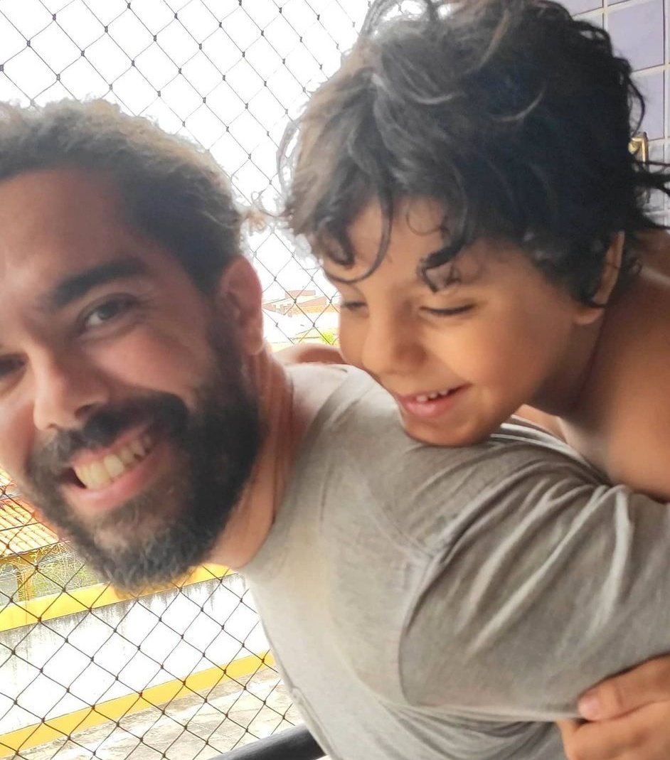 VidaDeTreinador's tweet photo. Oi, treinamores. Ontem postei uma foto do que meu filho fez com meu JoyCon, e vocês foram muito gentis, em geral, elogiando a arte dele. 

Mas, no meio da reação positiva, muita gente se mostrou surpresa por eu ser gay e pai. Então, pra deixar claro: Gays podem ser pais. https://t.co/wahlUx10Q4