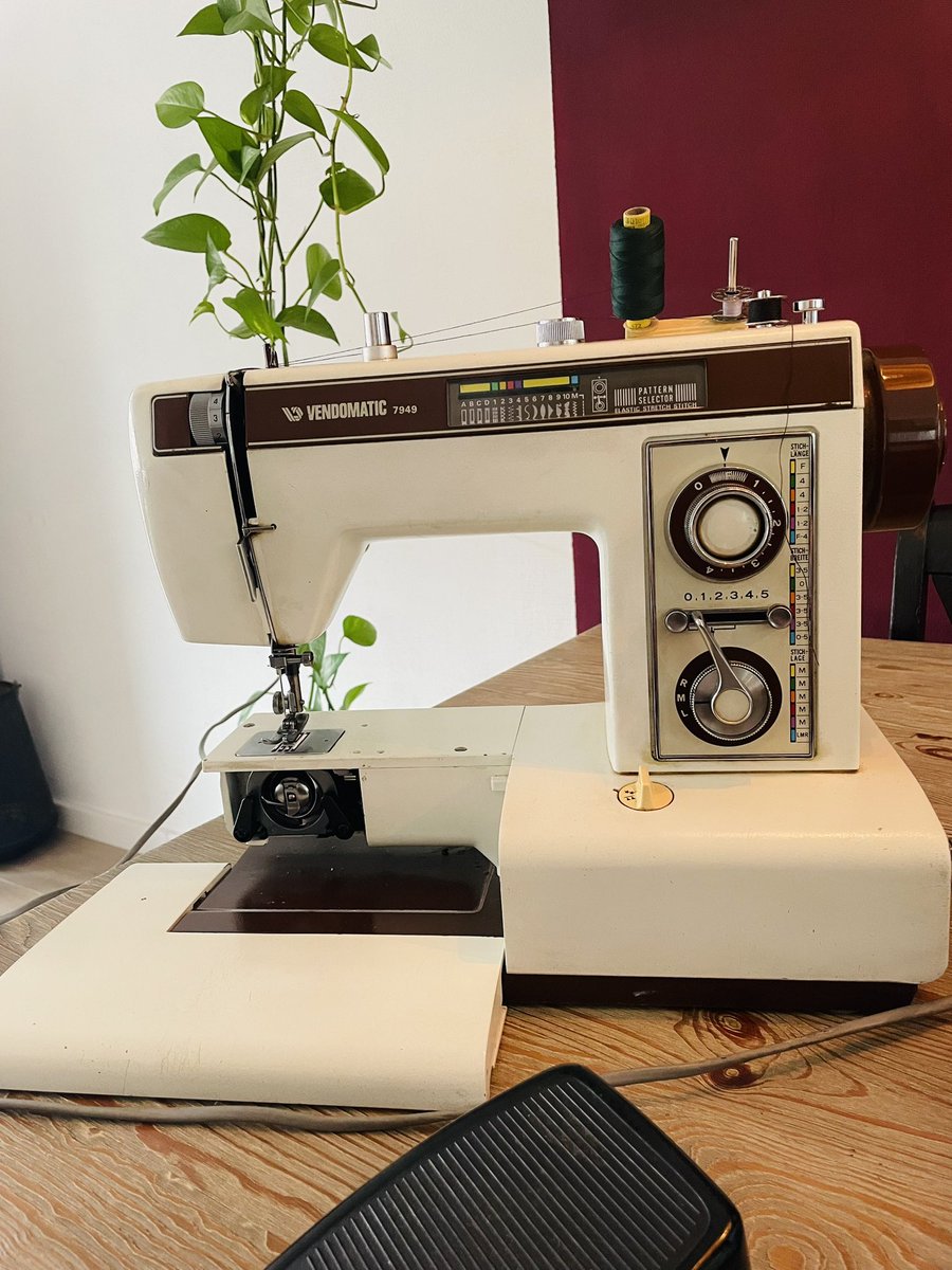 Tom_Trommel's tweet image. Hi I need some help! Ik probeer deze naaimachine aan de praat te krijgen maar het lukt niet. Als ik op het pedaal druk dan draait het handwiel, maar de rest beweegt niet. Online kan ik helaas niet de juiste handleiding vinden. 

Model: Vendomatic 7949
#durftevragen #naaimachine