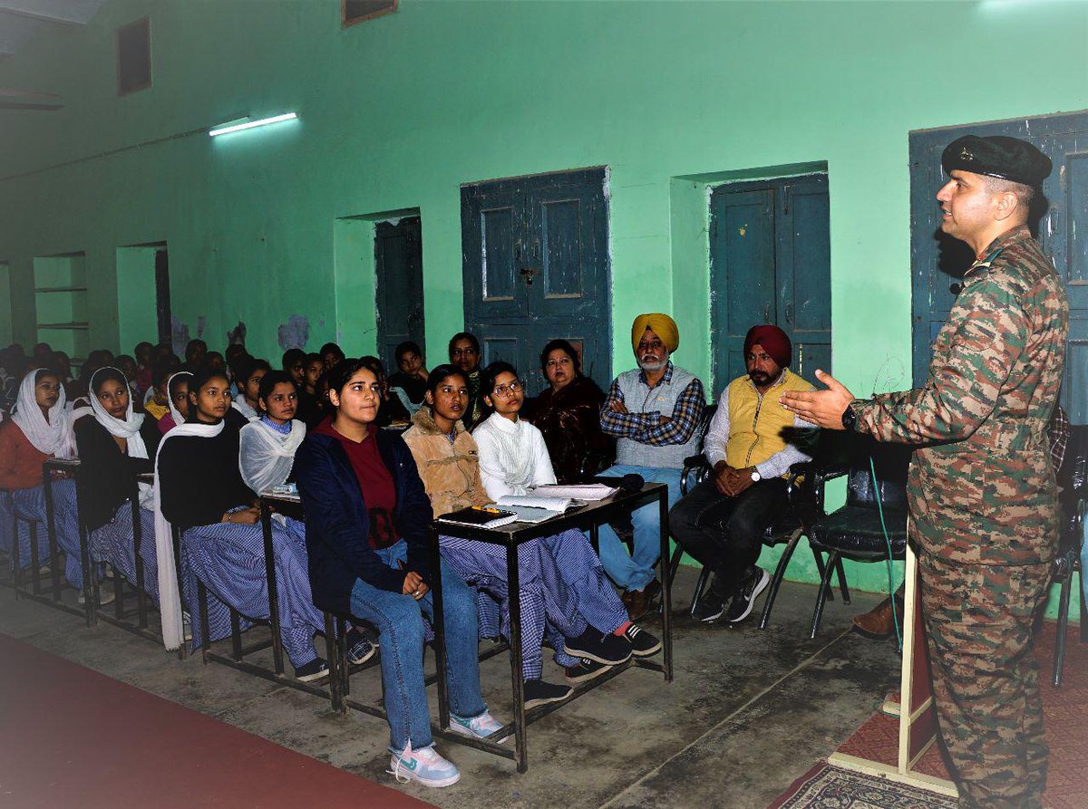 SWComd_IA's tweet photo. “Warriors are not born,they are primed in the Indian Army”
Youth of Senior Secondary School, Bucho Mandi
given a motivational talk and inputs on opportunities in the #IndianArmy by the team of #Fasaite Battalion.
#BlackChargerBrigade
#SaptashaktiStudentOutreachCampaign
@adgpi https://t.co/krdjytrvw6