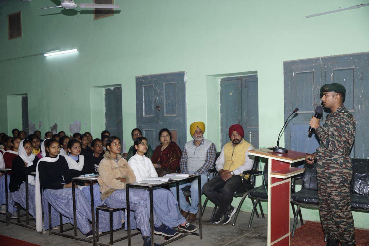 SWComd_IA's tweet photo. “Warriors are not born,they are primed in the Indian Army”
Youth of Senior Secondary School, Bucho Mandi
given a motivational talk and inputs on opportunities in the #IndianArmy by the team of #Fasaite Battalion.
#BlackChargerBrigade
#SaptashaktiStudentOutreachCampaign
@adgpi https://t.co/krdjytrvw6