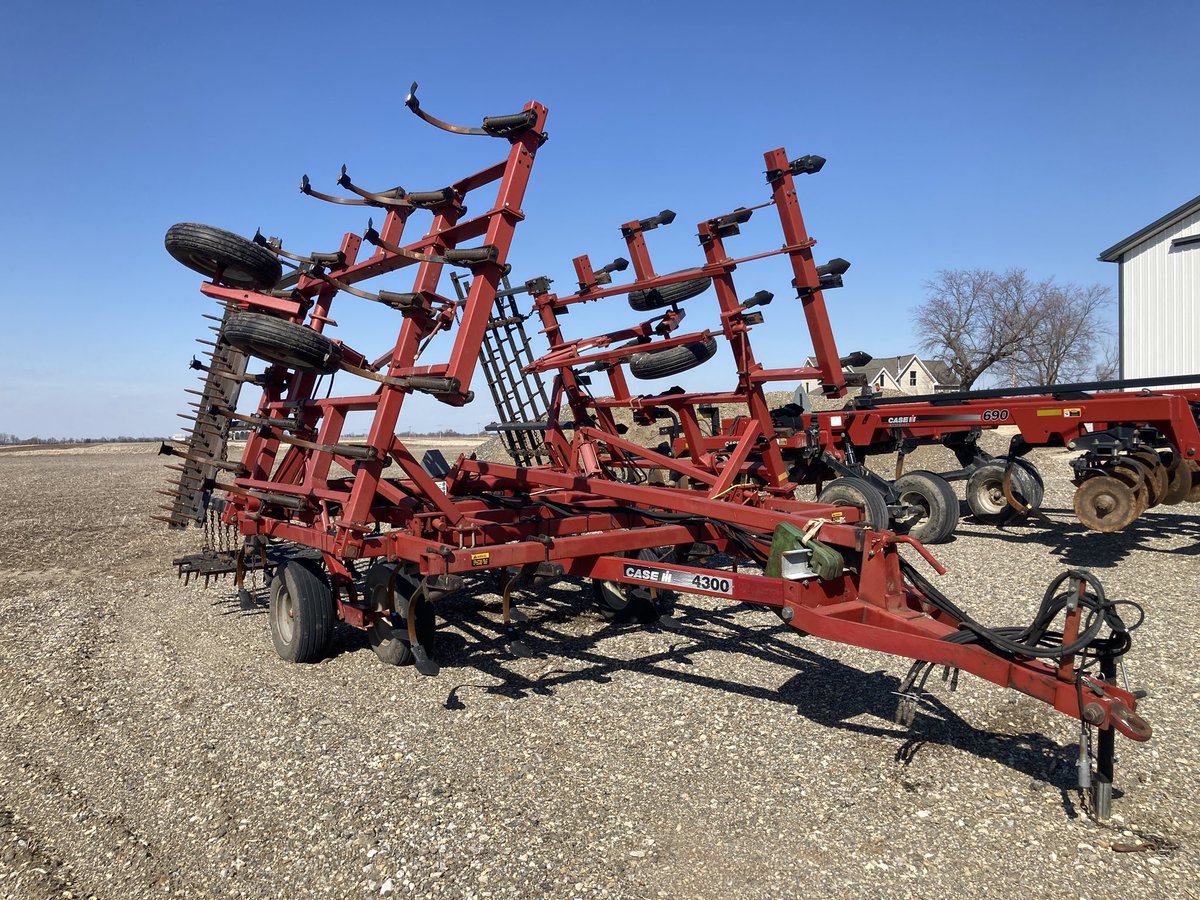 jev4320's tweet photo. 28’ 4300 w 5 bar drag and rear hitch. $9500 near Frankfort IN. DM if interested.   Thanks. https://t.co/D93y3e0rKd