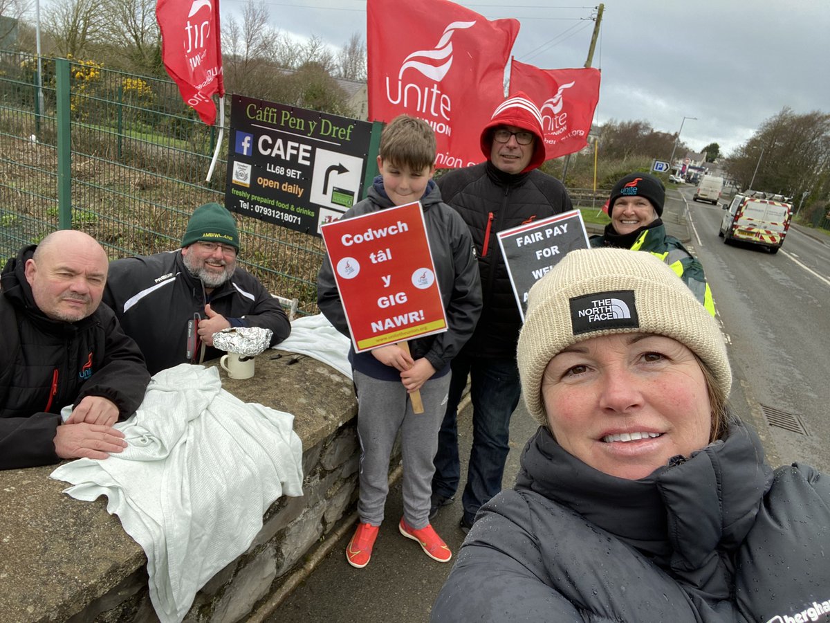 cerdouglass's tweet photo. Day 3/3
Looking likely that we'll all be here again in a couple of weeks time.
We deserve fairer pay, our patients deserve fairer response times. πͺπΌππ
#unitestrikes #FairPayForNHS @WelshAmbulance https://t.co/z7SB12tAzJ
