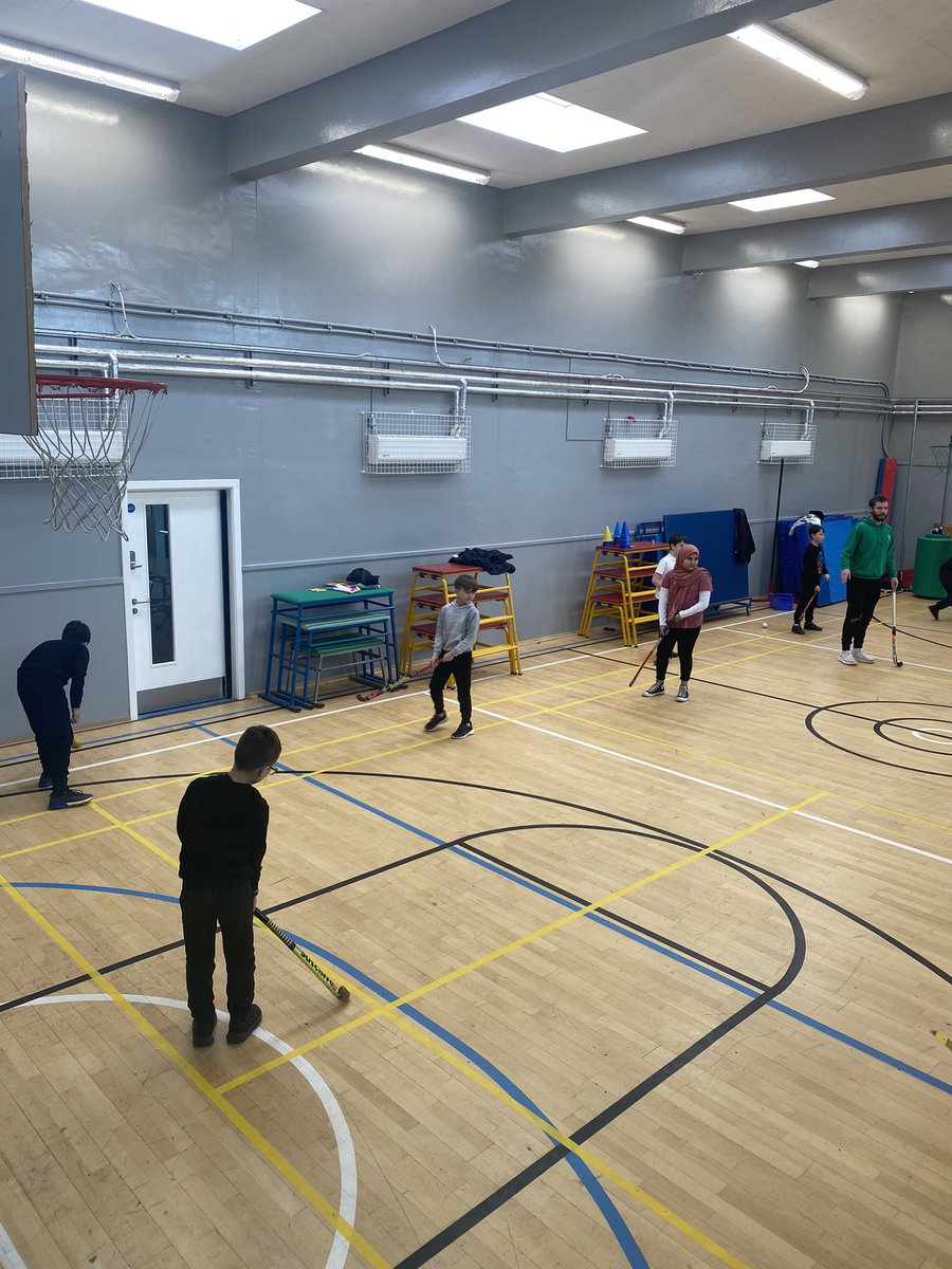 DundeeActiveSch's tweet image. First session with @MonarchsHC great fun @ArdlerPrimary #dundeelearning #justthebeginning