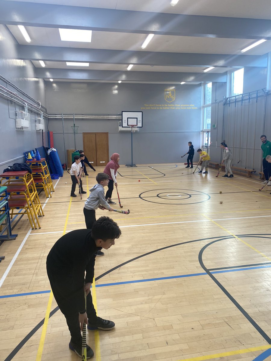 DundeeActiveSch's tweet image. First session with @MonarchsHC great fun @ArdlerPrimary #dundeelearning #justthebeginning
