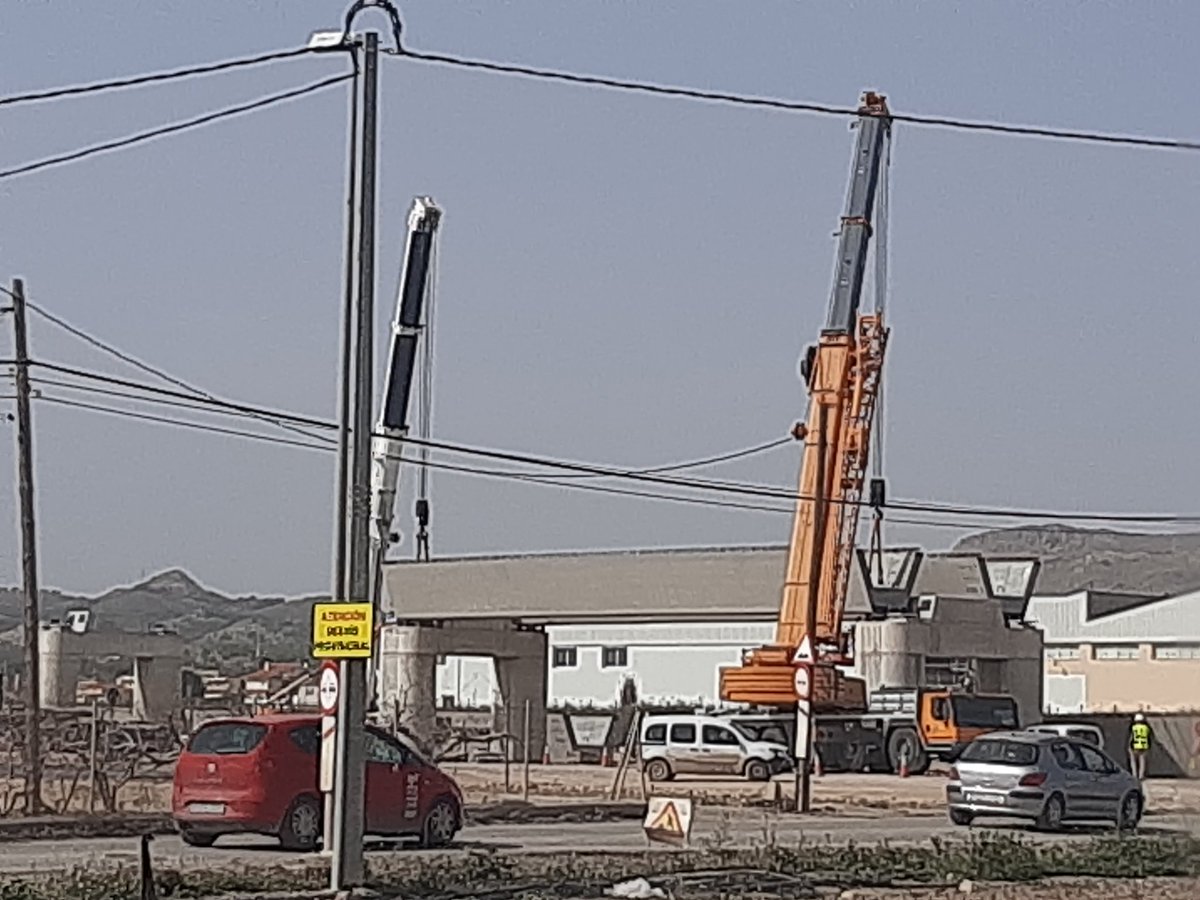 NavaReverte's tweet photo. Esta mañana han podido colocar las primeras vigas del viaducto de Tercia para el AVE https://t.co/SL7iwl0eDG