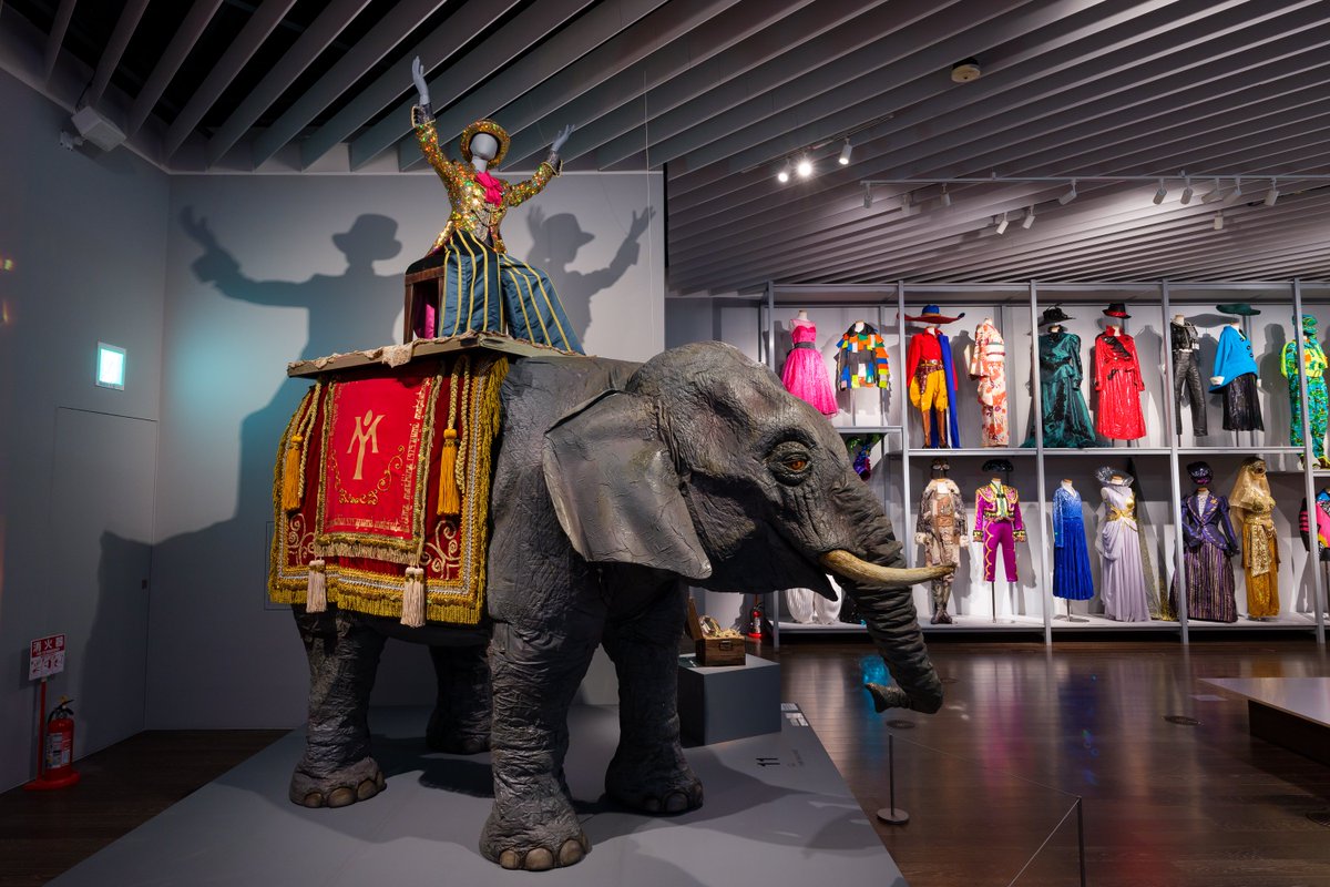 YumingMuseum's tweet photo. 【YUMING MIUSEUM は一部を除き撮影可！】
ユーミンミュージアムは展示映像･一部の写真パネルを除き、会場内の展示品の📷📱写真が撮り放題❗👗🎹📚🎨展示品や周りのお客様に十分にご注意の上、想い出をお持ち帰り下さい❗
また、SNS投稿の際はハッシュタグ #ユーミンミュージアム をつけて下さいね🙇‍ https://t.co/T8TSeuY5yq