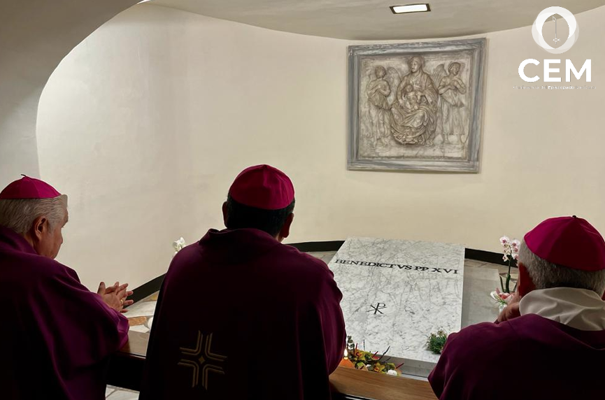 IglesiaMexico's tweet photo. El Consejo de Presidencia de la CEM el día de hoy en la ciudad de Roma celebraron la Misa de Ceniza en la capilla de Guadalupe a un costado de la tumba de San Pedro. Posterior fueron a rezar el credo “la confesión de fe” signo de plena comunión con el Santo Padre Papa Francisco. https://t.co/jd43W9MLpa