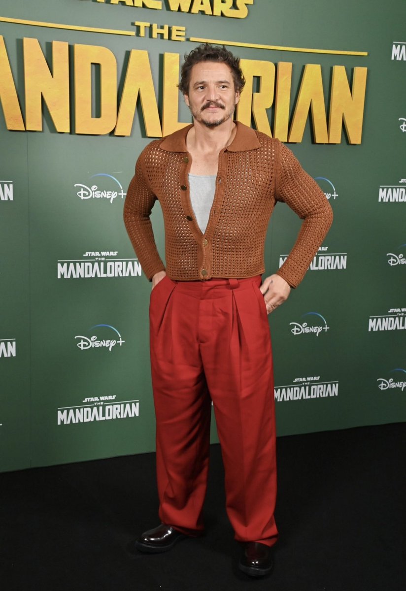 pascalarchive's tweet photo. Pedro Pascal at #TheMandalorian UK premiere https://t.co/tVbRA8ShMs