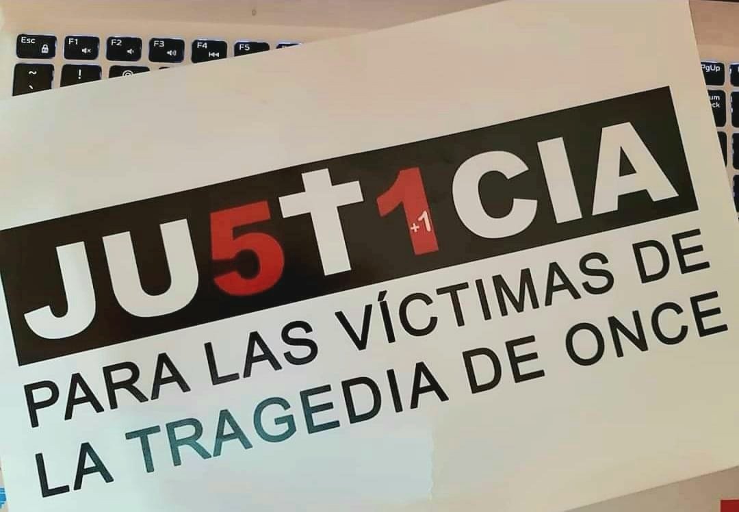 ortsjosea's tweet image. La "K"orrupción mata

Hoy se cumplen 11 años de la #TragediadeOnce, en la que perdimos a 52 personas y resultaron heridas 789 personas por malas gestiones públicas K.

Los trenes se compraron en el gobierno de CFK, pésimas condiciones y los publicitaron "como nuevos".
#tragedia