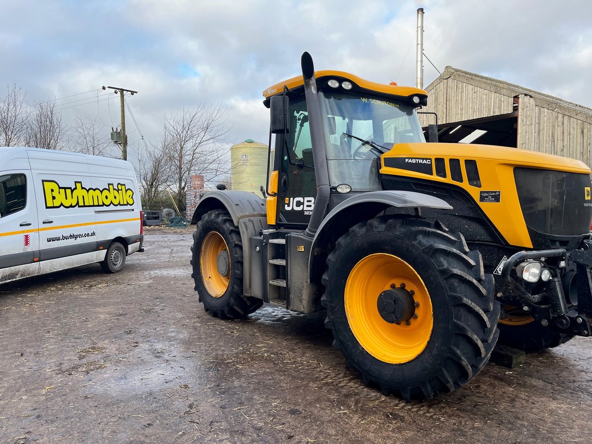 ascensotyresuk's tweet photo. The @BushTyres #Bushmobile team fitted a full set of #Ascenso TDR 650 540/65R34 tyres to this 2014 @JCB FASTRAC 3230-65.
#ascensotyres #ascensotyresuk #NeverStopRising #JCB #JCBMachines #farminguk #agriculture #farming @JCBagriculture #TDR650 https://t.co/HNOMawxwhh