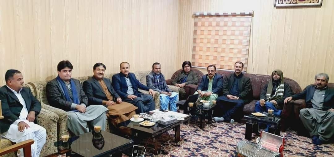 TaleemDost123's tweet photo. جناب زیرے صاحب سے ایک سوال ہے۔ بپلا پر کونسی افتاد ان پڑی ہے کہ جناب ہر ہفتے اظہار یک جہتی کیلئے انکے دفتر پہنچ جاتے ہیں؟
 انکو کالجز میں اساتزہ نہ ہونے پر کبھی تشویش ہوئی؟ انکو ہسپتالوں میں ڈاکٹروں کی غیر حاضری پر کبھی کوئی فکر لاحق ہوئی؟ https://t.co/oD9W0zPQU6