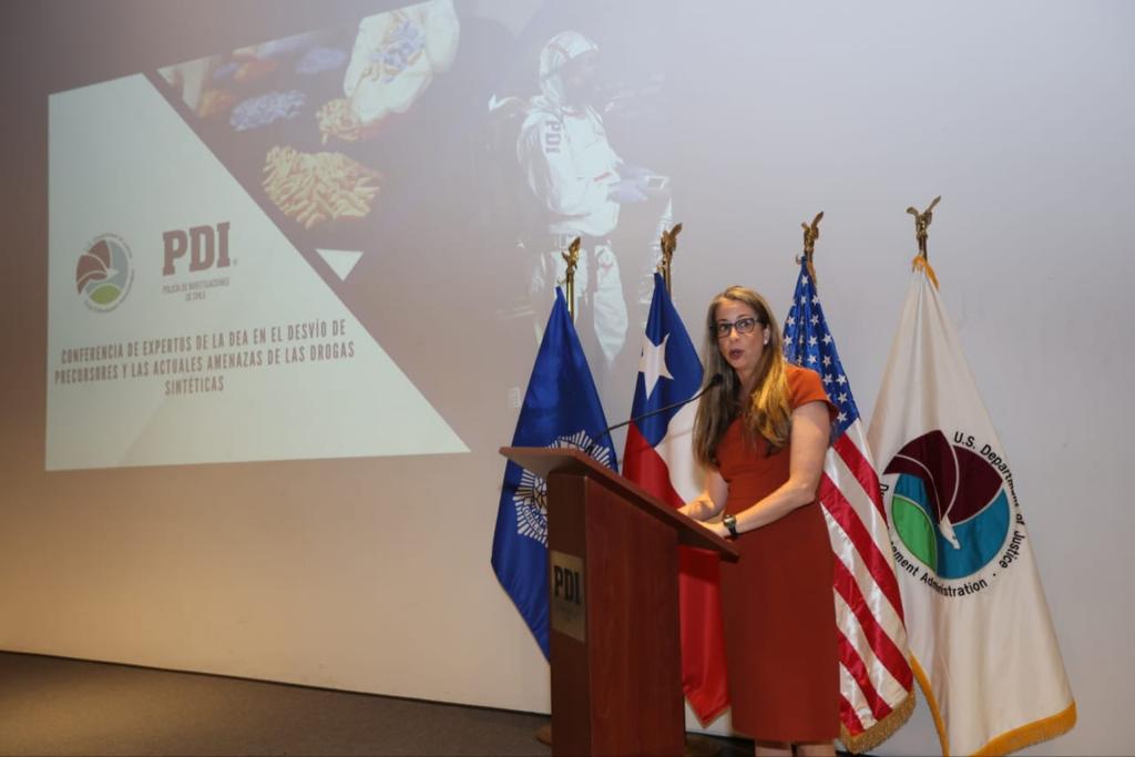 PDI_CHILE's tweet photo. Director General, Sergio Muñoz y @USAmbCL de la @EmbajadaEEUUcl inauguraron la "Conferencia de Expertos de la Drug Enforcement Administration (DEA) en el desvío de precursores y actuales amenazas de las drogas sintéticas", para Detectives del área Antinarcóticos de la PDI. https://t.co/nCkAp3Ouqp