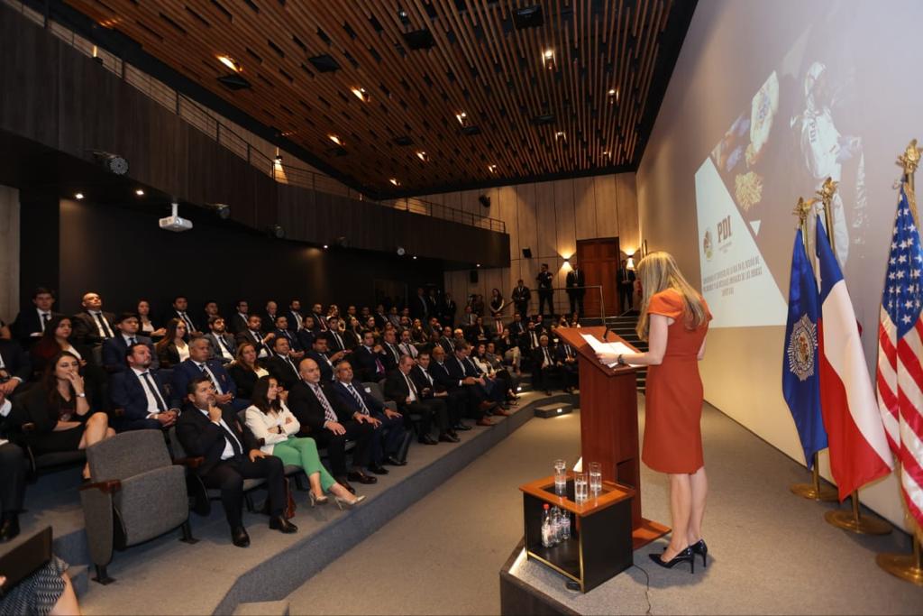 PDI_CHILE's tweet photo. Director General, Sergio Muñoz y @USAmbCL de la @EmbajadaEEUUcl inauguraron la "Conferencia de Expertos de la Drug Enforcement Administration (DEA) en el desvío de precursores y actuales amenazas de las drogas sintéticas", para Detectives del área Antinarcóticos de la PDI. https://t.co/nCkAp3Ouqp