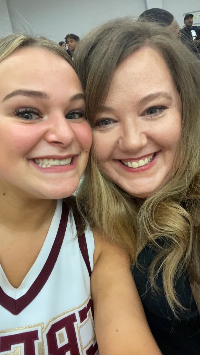 WhitneyHendon's tweet photo. A great day to be an SC Bulldog! ๐พ #schscheer #dawgs #summercreek #creek #basketballcheer https://t.co/5nsdOzgX8W