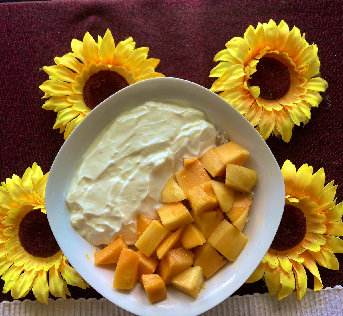TomesReader's tweet image. The Mr brought some yummy mangoes and naturally I&apos;m going to use it for oats with curd. #oatnotes #oatgloats 
Fruits and curd without nuts and chia seeds was bland
