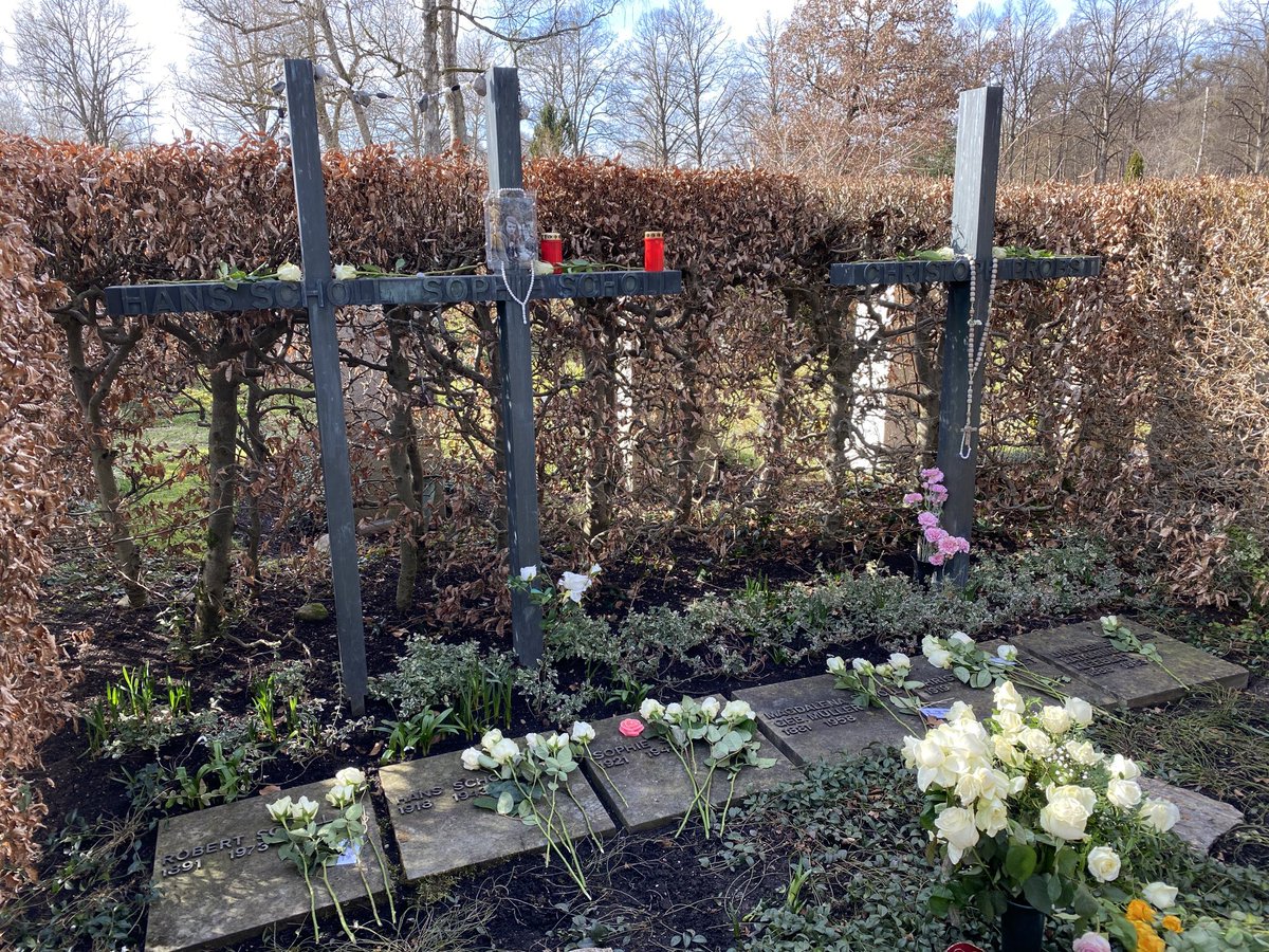 asg_news's tweet image. 22.02.1943 - 22.02.2023 - Geschwister #Scholl und Christoph #Probst - Grabstätte auf dem Friedhof am Perlacher Forst in #München - neben der JVA #Stadelheim wo die Mitglieder der Weißen Rose vor 80 Jahren hingerichtet wurden. ⁦@asg_news⁩
