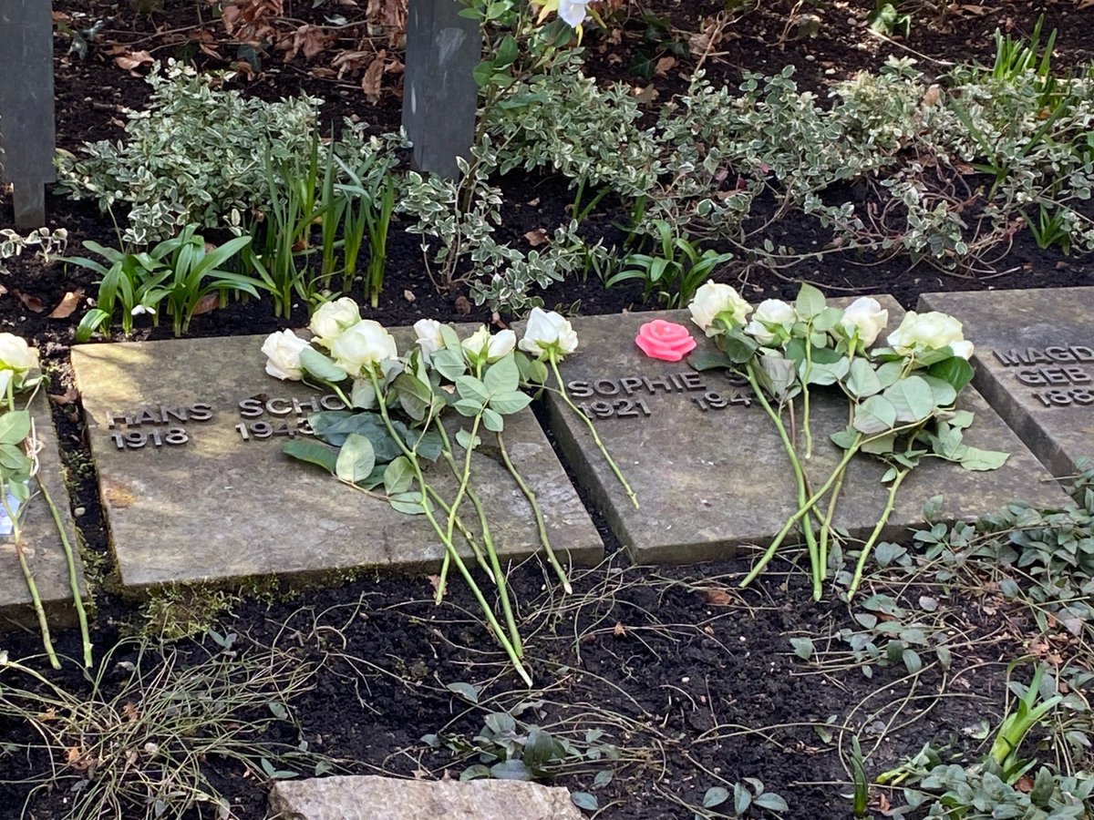 asg_news's tweet image. 22.02.1943 - 22.02.2023 - Geschwister #Scholl und Christoph #Probst - Grabstätte auf dem Friedhof am Perlacher Forst in #München - neben der JVA #Stadelheim wo die Mitglieder der Weißen Rose vor 80 Jahren hingerichtet wurden. ⁦@asg_news⁩