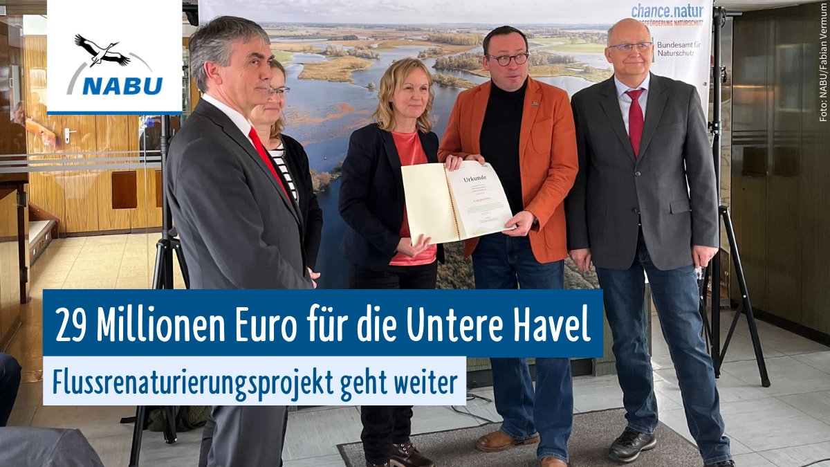NABU_de's tweet photo. Weitere Förderung für das „größte Flussrenaturierungsprojekt auf dem Globus“: BM @SteffiLemke
 überreicht Urkunde über 29 Mio an NABU-BGF @leif_miller. Dank an @BMUV @BfN
 @MLUKBrandenburg
 @MWU_LSA und danke allen Naturschutzmacher*innen, die das Projekt ermöglichen! https://t.co/j7EchkdgSA