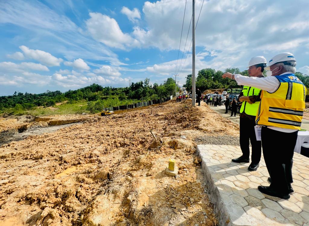yulitasaarii___'s tweet photo. Rabu, 22 Feb 2023, Presiden Jokowi diagendakn meninjau Proyek Jalan Tol IKN, Segmen 3B, Ruas KKT Kariangau – Sp. Tempadung Kota Balikpapan. Presiden melihat lngsung pekerjaan yg tengah dilakukn para pekerja proyek &amp; meyakini, proyek jalan tol IKN tsb akan rampung akhir tahun 2024 https://t.co/uxq1WHomUG