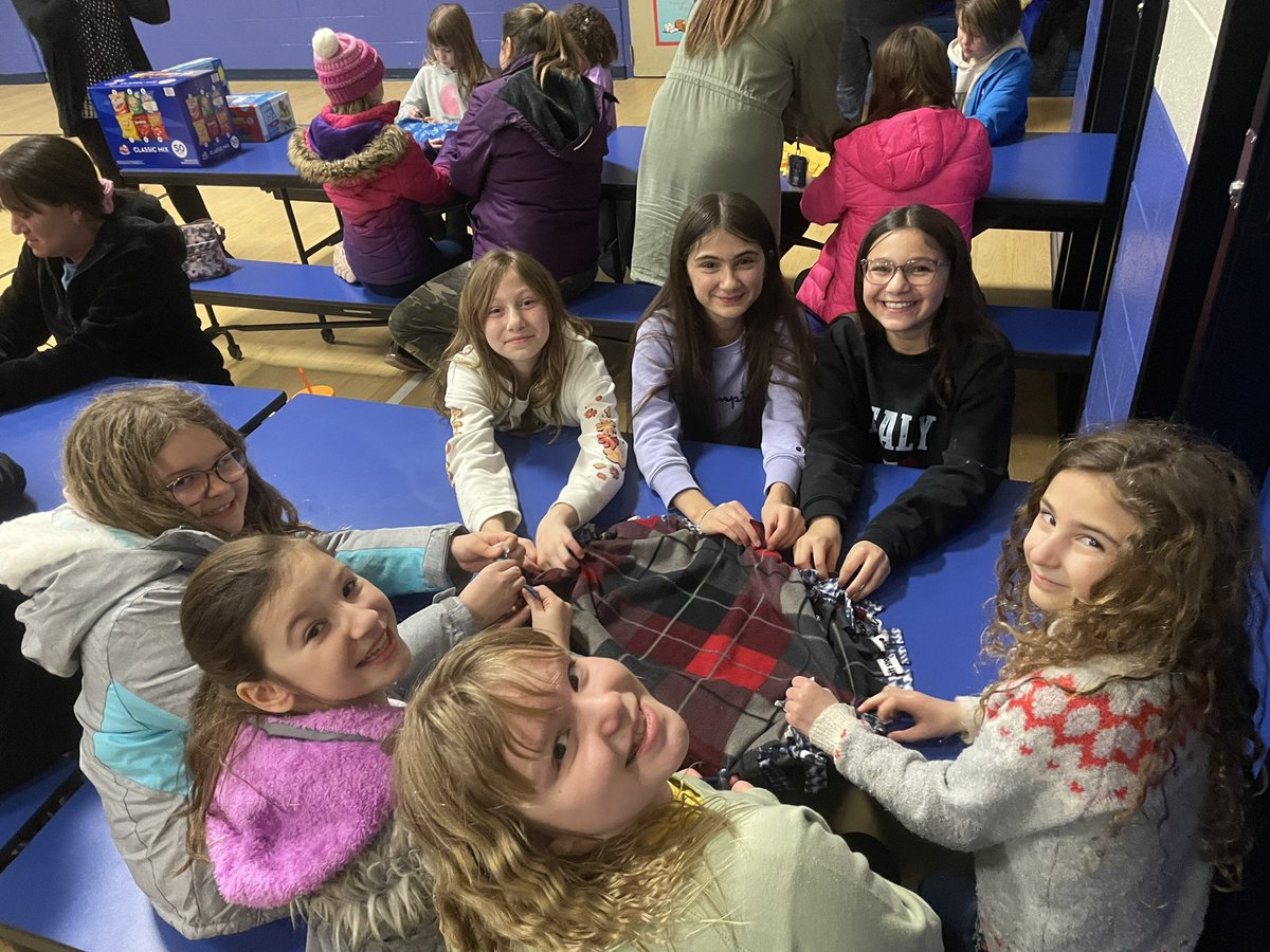 MrsGurney4's tweet photo. These Lighthouse Leaders donated some of their evening to helping the Gibraltar Kiwanis make blankets and toys for a local animal shelter! ❤️ #PeaceLoveParsons #GSDPride #ParsonsPirates https://t.co/ZKIOqmO0b8