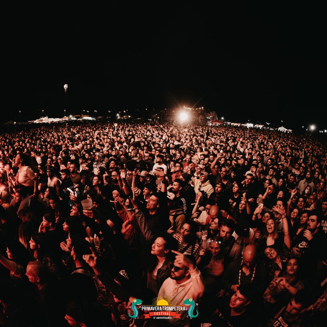 primatrompefest's tweet photo. ¿Eres más de noche🌙o de día 🌞?  Sea como sea en @primatrompefest tenemos música #nonstop 🎸 ¿Te unes a la fiesta? Compra tus entradas aquí: https://t.co/fc7I5yohlZ 😉 #festivalprimaveratrompetera2023 https://t.co/zafnL81LBs