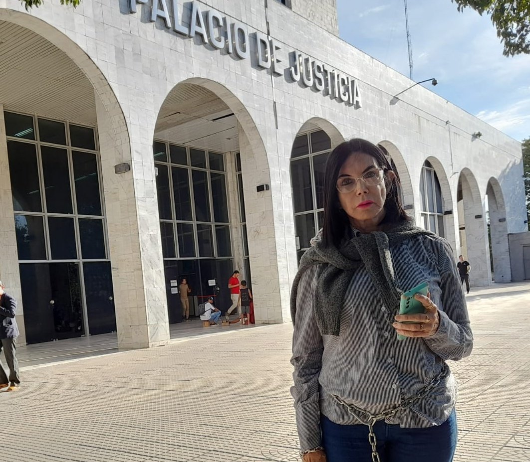 El Nacional (@elnacionalpy) on Twitter photo DUELE PARAGUAY | 🇵🇾
🔹La madre de Belén Whittingslow vuelve a encadenarse frente al Poder Judicial para exigir a la CSJ que resuelva la acción de inconstitucionalidad planteada en contra de la orden de captura emitida contra su hija, refugiada en Uruguay.
📸 <a href="/Lucas_zPy/">Lucas Zaracho</a> DUELE PARAGUAY | 🇵🇾
🔹La madre de Belén Whittingslow vuelve a encadenarse frente al Poder Judicial para exigir a la CSJ que resuelva la acción de inconstitucionalidad planteada en contra de la orden de captura emitida contra su hija, refugiada en Uruguay.
📸 <a href="/Lucas_zPy/">Lucas Zaracho</a>