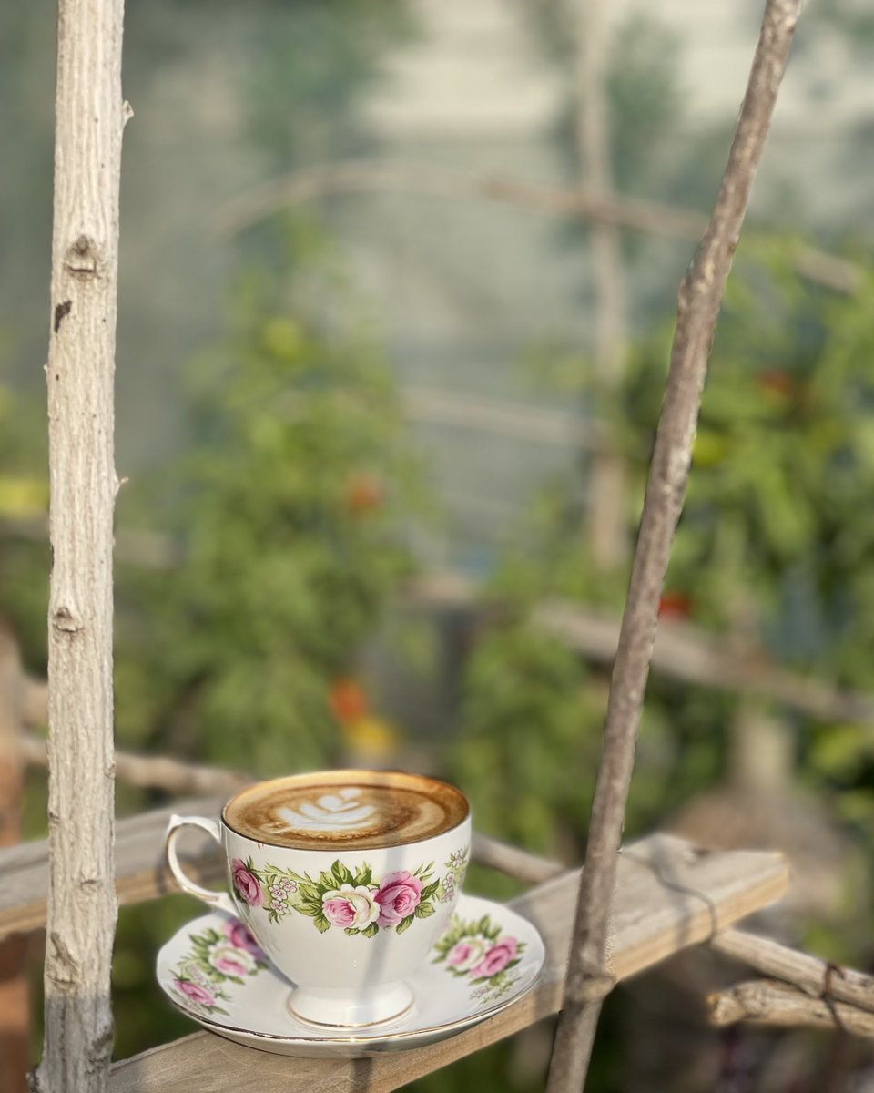 2017Vactory's tweet image. صحيح إن السحاب إنتي..
وأعشاب الربيع إنتي...
وأجمل من على هذا التراب إنتي..
وفي عز الليل لو بنتي..!
يطير الصبح من كف الربى عصفور 🕊🤍