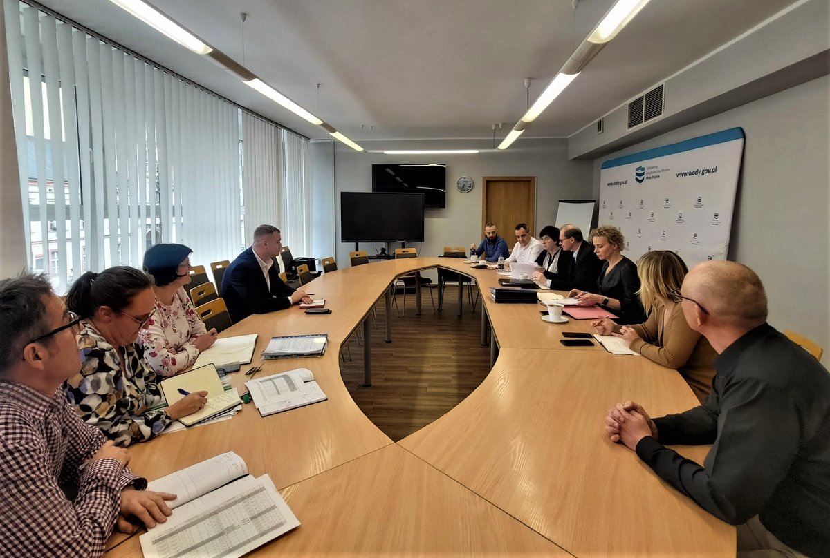 RZGWKrakow's tweet photo. Odbyliśmy dziś  robocze spotkanie z @WIOSKrakow, na którym poruszono szereg tematów dotyczących współpracy i podejmowanych działań kontrolnych  na rzekach i potokach regionu. https://t.co/T7qO4kpuox