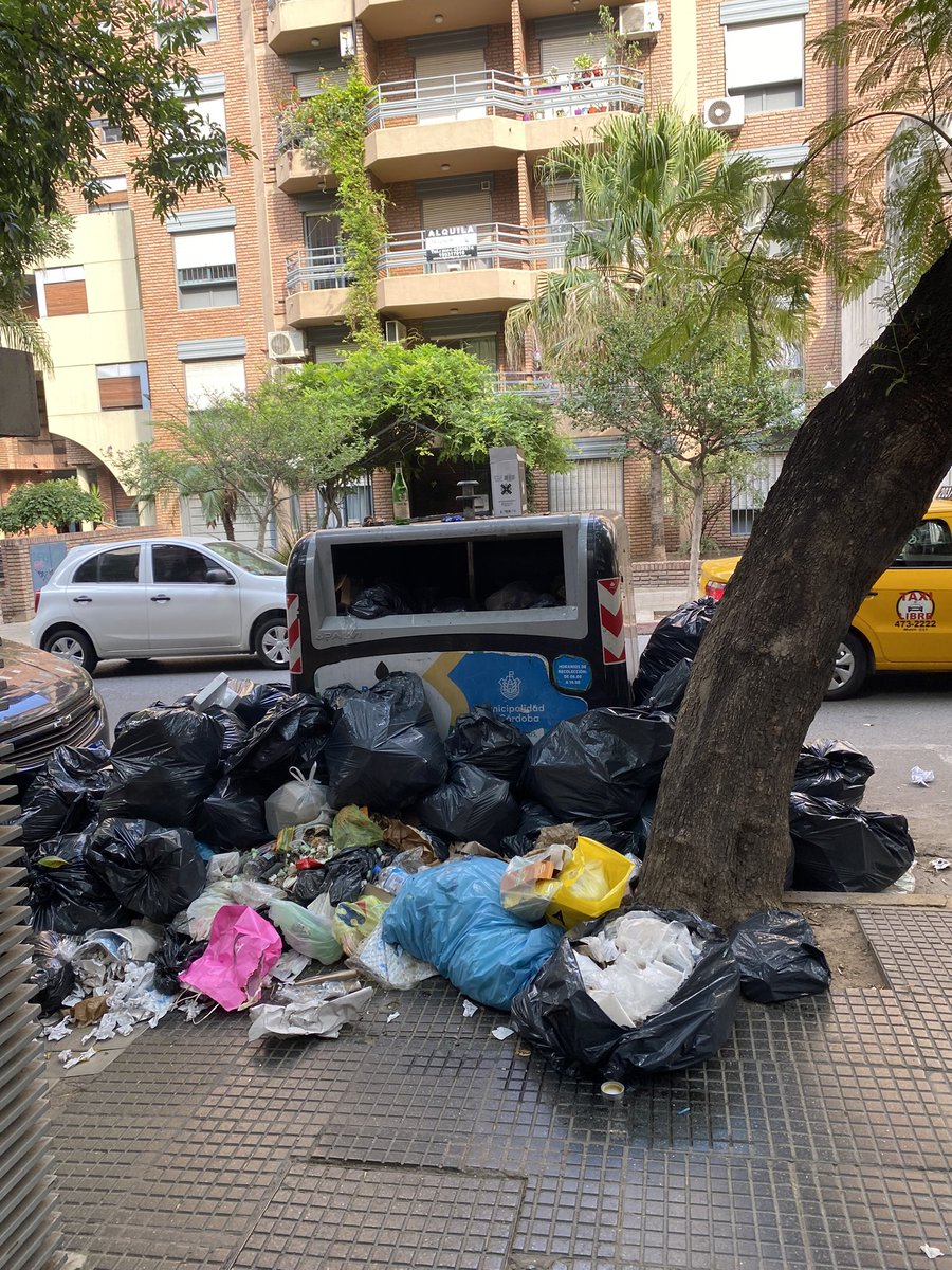 Guadiperassi's tweet photo. Hermoso como tienen las calles de Córdoba. Obispo Trejo desde Pueyrredón hasta Brasil. Un asco la contaminación y ni hablar de la inseguridad. @IpaMuniCba @MuniCba @MartinLlaryora @ElDoce @Cadena3Com https://t.co/HbH7VGLDCz