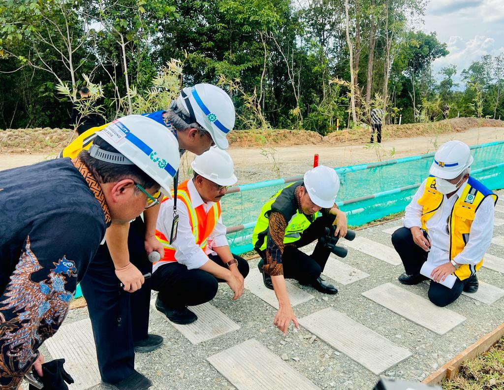yulitasaarii___'s tweet photo. Presiden Jokowi menekankan pembangunan infrastruktur di Ibu Kota Nusantara (IKN) hrs memperhatikan faktor lingkungan. Hal tsb disampaikan dlm keterangannya usai meninjau proyek pembangunan Jalan Tol IKN Segmen 3B, Ruas Kariangau - Sp. Tempadung, Provinsi Kaltim, Rabu, 22 Feb 2023 https://t.co/ykirePJkCW