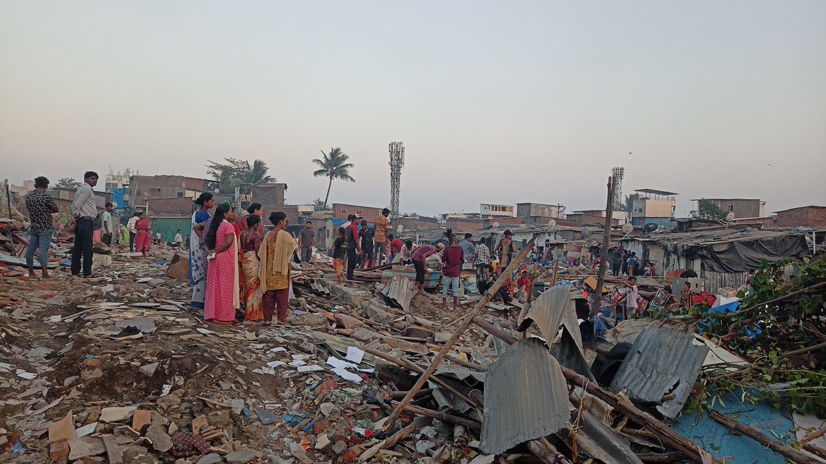 An Urgent Help Needed at Ambojwadi as some portion has been demolished by MAHADA and many Families have left with no food and shelter hence our team supporting them on ground and trying to reach more help for them pleasesupport us @rha_india @Hemkunt_Fdn @RedboysF @khaanachahiye