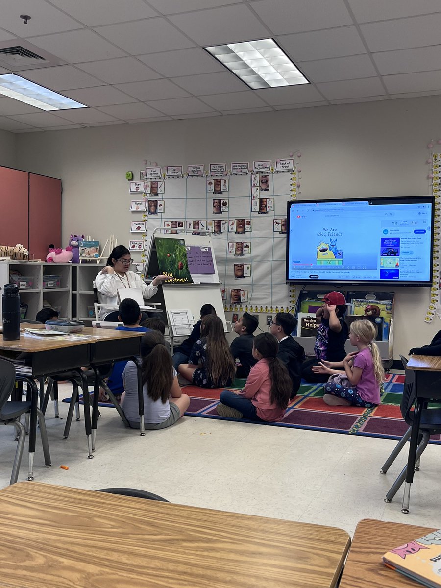 _MsParra's tweet photo. Wonderful phonics lesson and so much TPR in Ms. Garcia’s first grade class! Way to go! 💪🏽 #OCistheplacetoBEE @OakCrestStinger @ECISDtweets https://t.co/U6o2IkPFuG