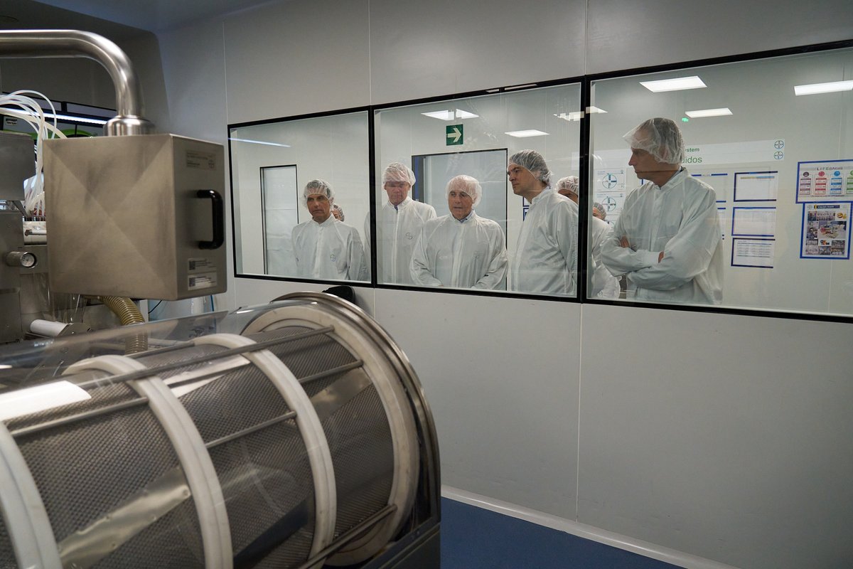 BayerEspana's tweet photo. El cumplimiento de este plan de inversión, que anunciamos en 2019 junto a la ministra de @mincoturgob, Reyes Maroto, consolida a #Berlimed como referente global en producción y desarrollo de medicamentos y proyecta su crecimiento futuro, basado en un modelo de máxima eficiencia. https://t.co/wJREpBx5Fy