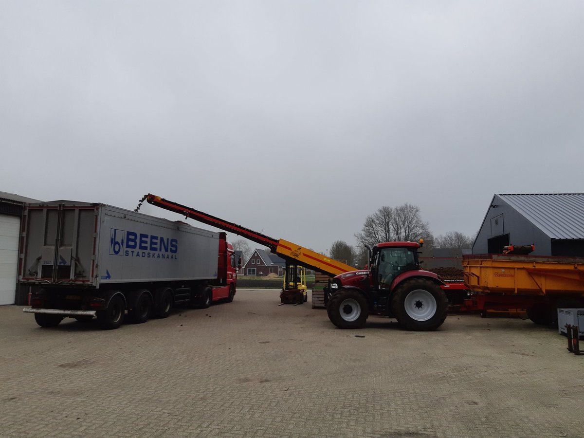 Live! | De laatste zetmeelaardappelen uit de schuur worden vandaag opgehaald en verwerkt door Royal Avebe 🥔🥔🥔.