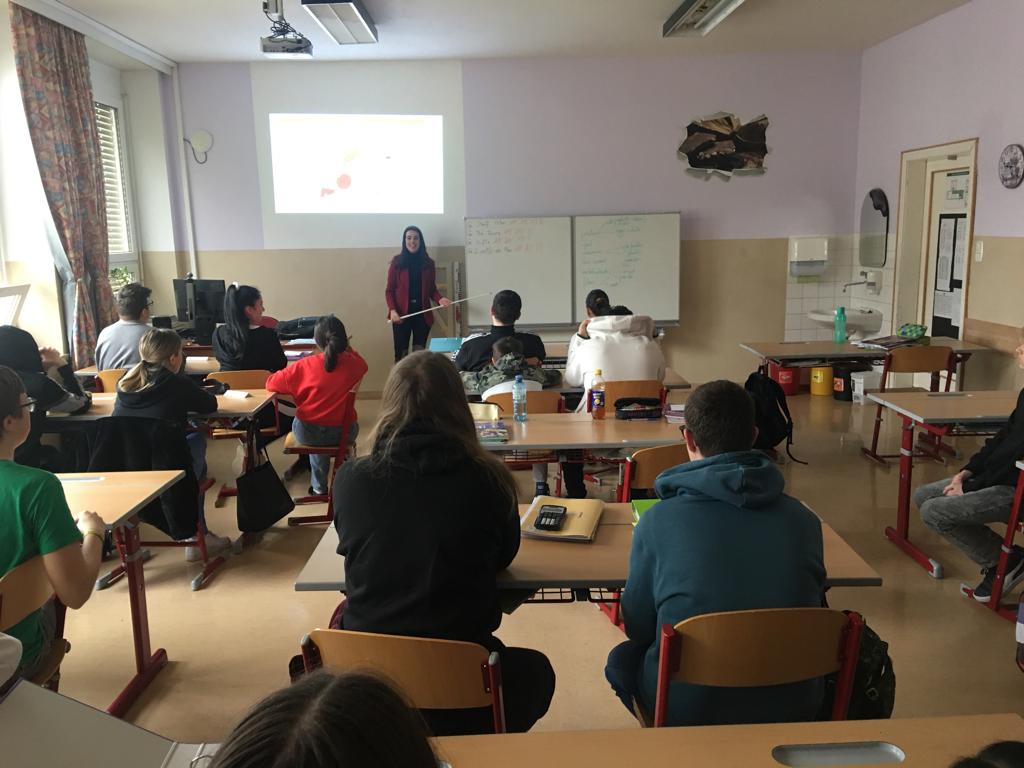 UniversidadVIU's tweet image. Allí ha explicado cómo se trabaja desde el Departamento de #Calidad de VIU y ha impartido clases en la escuela de #Educación Secundaria que está adherida a dicha Universidad. También, ha visitado el Colegio de Educación Primaria que tienen adherido.