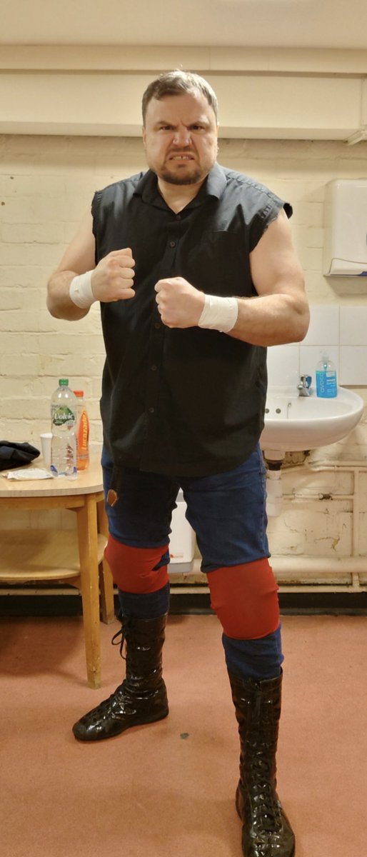 RealTommyDean's tweet photo. Landed in Wrexham ready to Rock and Roll 🤘🤼

Let's play holy hell and tell their people how small a football club Wrexham FC are \o/ <o> \o/ <o> \o/ 🤘 #allman #primewelshbeef #meantommydean #welshwrestling #bluebirds https://t.co/xsXeuh66SL