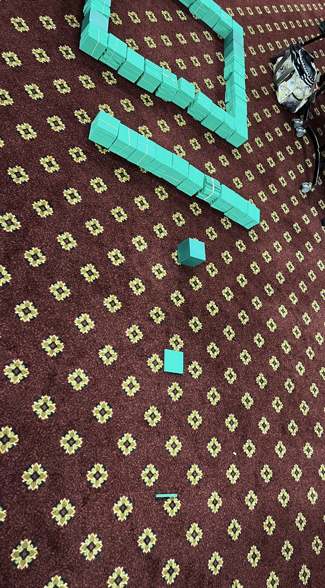 leannedaughtry's tweet photo. Building 1,000 and thinking about the magnitude of numbers with @JCPS_NC 4th grade math teachers. #JCPSMath https://t.co/neEJ01i4OJ