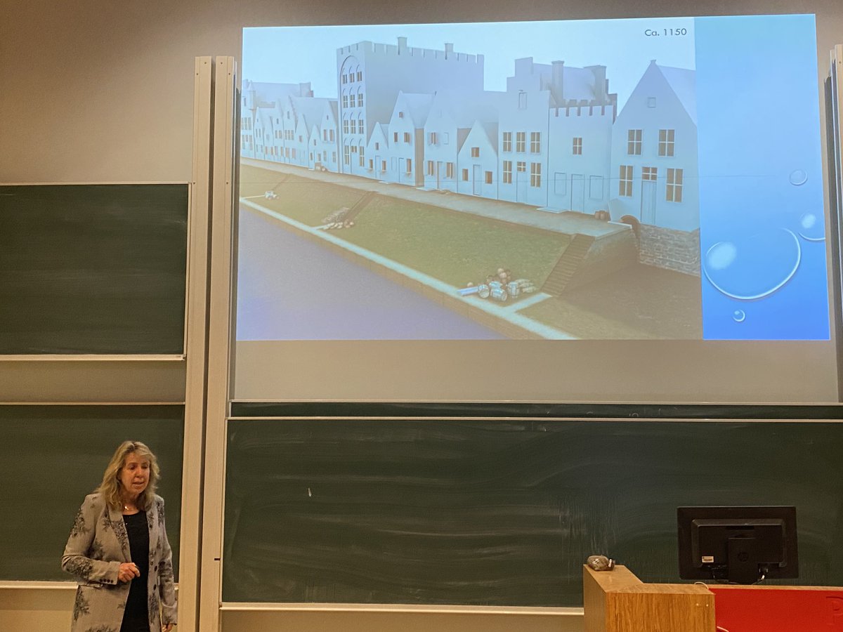 ⁦@gerdaoskam⁩ (AB-lid #WaterNatuurlijk #HDSR) geeft een interessante lezing over de geschiedenis van het stroomgebied van de #Rijn. Hier legt ze uit waarom #Utrecht wel werfkelders heeft en #Amsterdam niet.