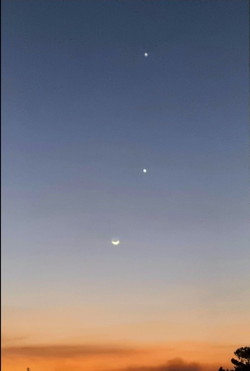 Ch_laconce's tweet photo. Alineación de la Luna, Venus y Jupiter, vista desde CDMX ayer 21/02/2023 ✨️ https://t.co/yGwHscyV81