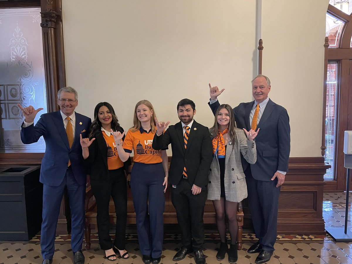 utsystem's tweet photo. Today UT System Chancellor @jbmilliken joined @utsa President @PresidentEighmy and UTSA students to celebrate a resolution supporting “UTSA Day at the Capitol.” #BirdsUp #LetsGo210 https://t.co/UoXkWQOxQB