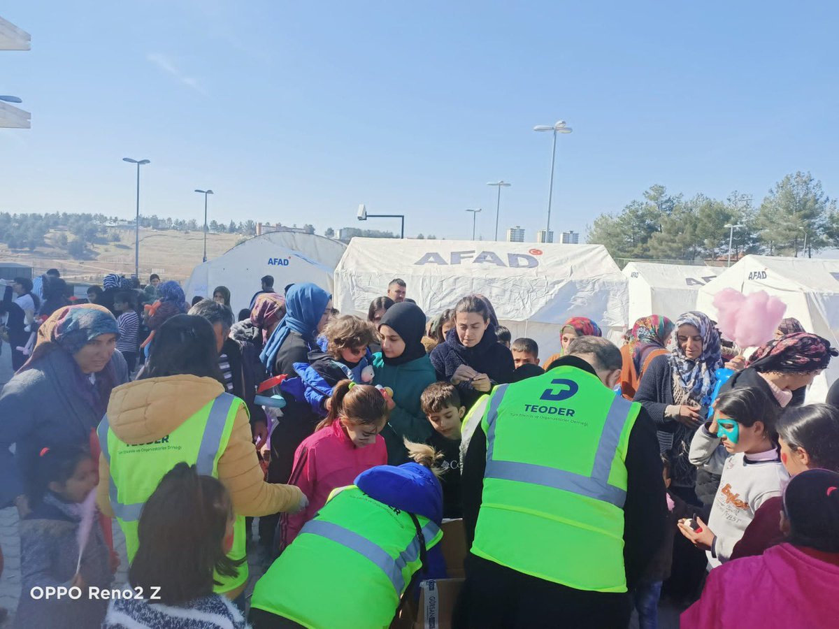 mkulunk's tweet photo. Devletimiz ile Milletimiz 
bir ve beraber felaketin izlerini silmek için sürekli hareket halinde.
Sağına soluna bakmadan, ne yaparız ne ederiz ülkemize katkı sağlarız diyerek 
çocukların hayata tutunması  için @teoder2020 yollarda.
Yüreklere dokunmaya devam ediyor. https://t.co/wCEtlVNk5Q