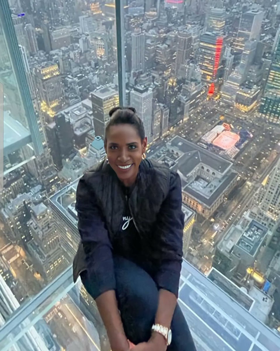 EdnaJaramillotv's tweet image. &quot;La vida es lo que hacemos de ella. Los viajes son los viajeros. Lo que vemos no es lo que vemos, sino lo que somos&quot;... Nada más bello es ver el atardecer desde distintos lugares del mundo ✨️❤️🙌🏻. #mujerempoderada #fuerzademujer #imperfectamentefeliz #nyc #eeuu