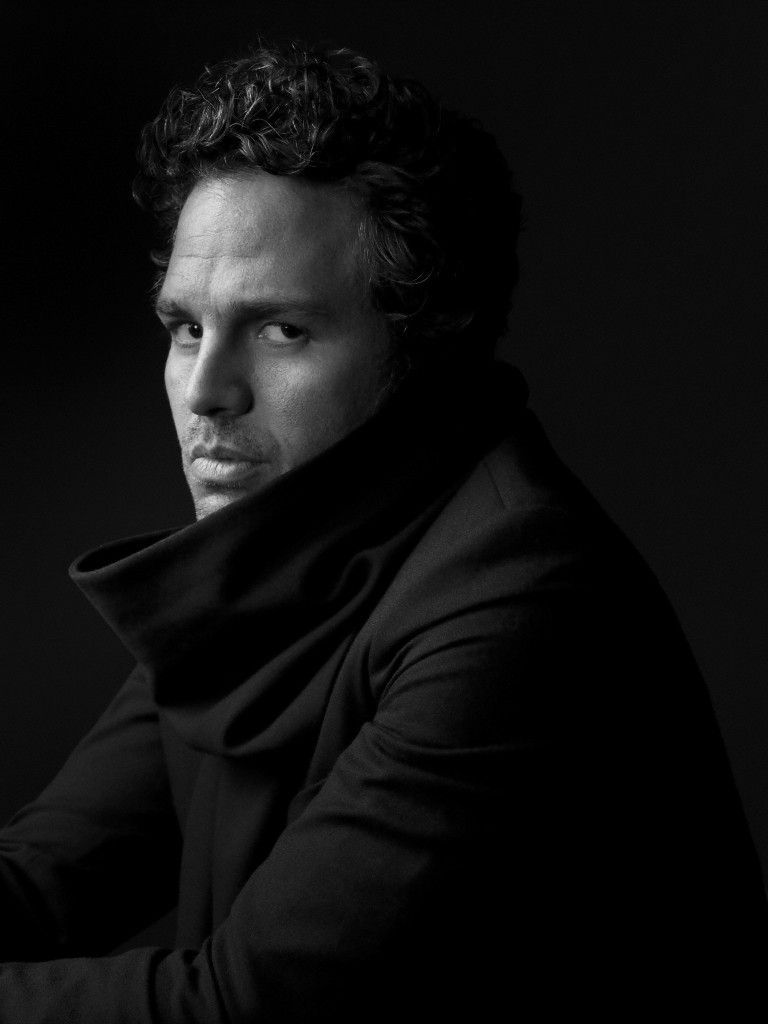 POOR THINGS de Yorgos Lanthimos ha sido calificada R. La historia de una mujer del siglo XIX que se suicida en su 8° mes de embarazo y que mantienen viva a nivel celular, reemplazando el cerebro de ella por el del bebé que no llegó a nacer. Emma Stone, Dafoe y Ruffalo en el cast.