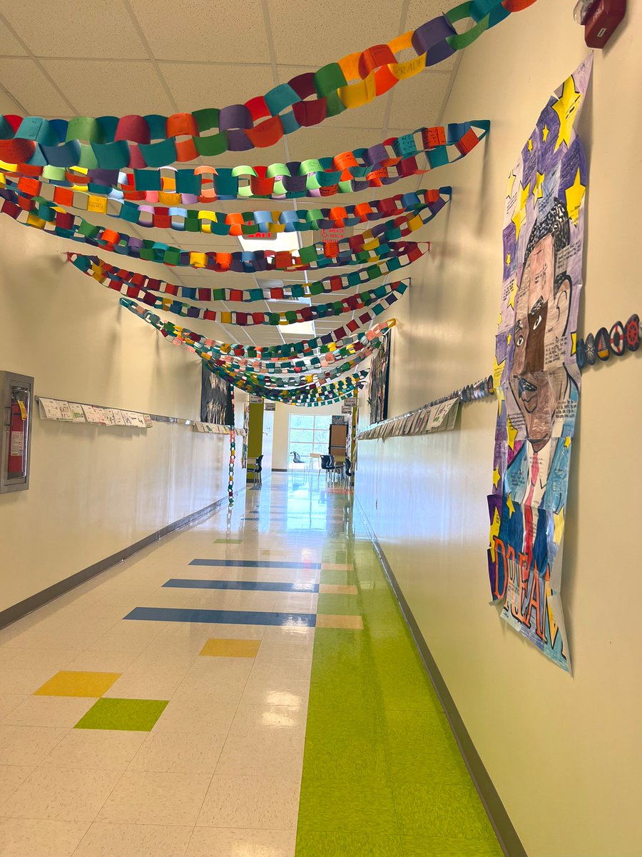 I love this hallway display that our SRE 5th grade students created!  They are celebrating 1,000 days in elementary school with 1,000 memories at Scotts Ridge Elementary 🥰. Students wrote a favorite memory on each paper chain. #crushingit