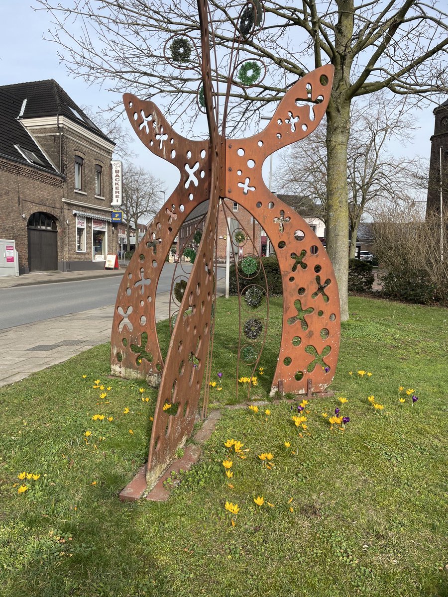 Zwitscherkasten's tweet photo. Skulptur in #Haldern vor der Kirche. Heißt „Komm tanz mit mir“, aber in Plattdeutsch #Niederrhein https://t.co/mRbH2hrJGP