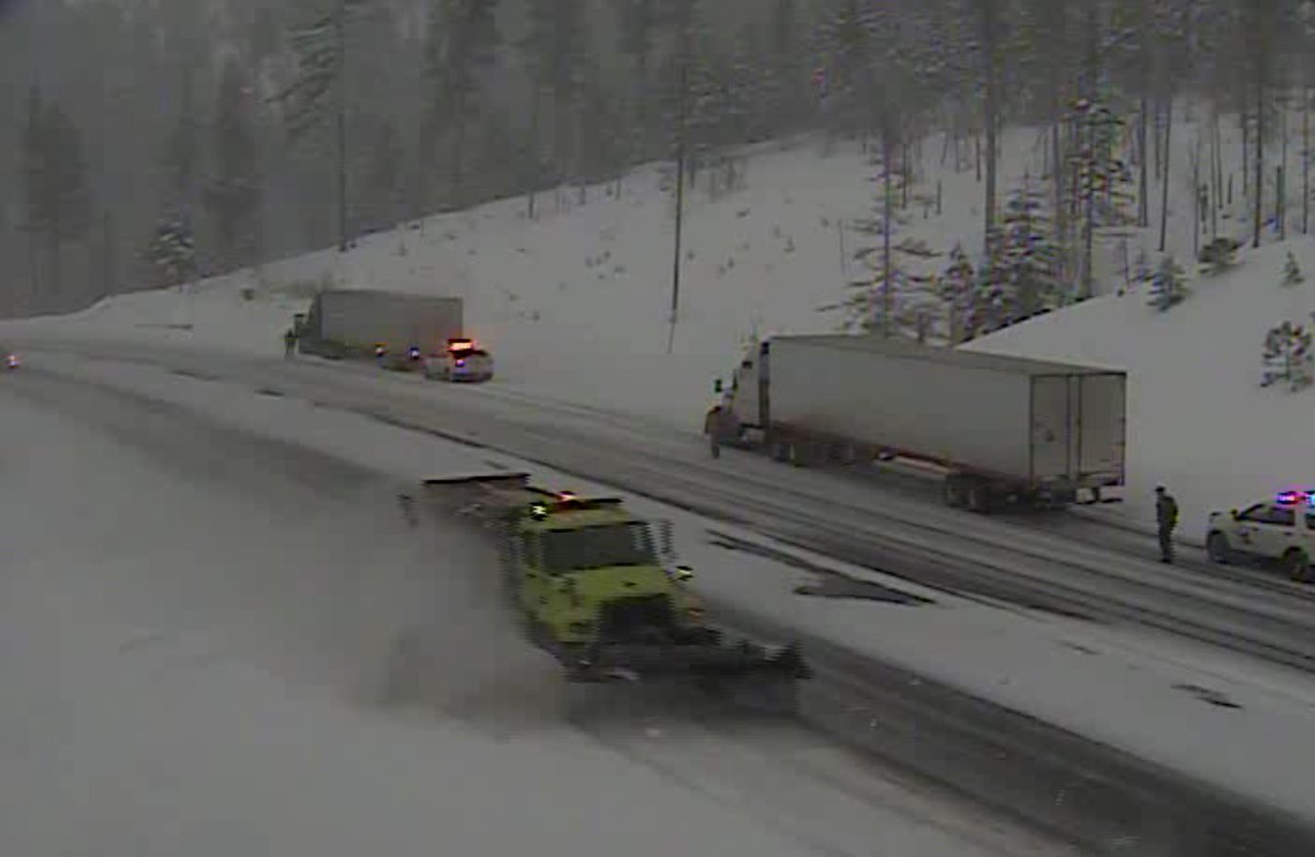 An amazing action shot of our crew clearing Blewett Pass this morning whilst a couple of drivers are reminded about traction tire requirements. 

We appreciate our WSP partners working with us to keep roads safe. Please do your part and follow the law. <a href="/wspd6pio/">District 6 PIO</a>