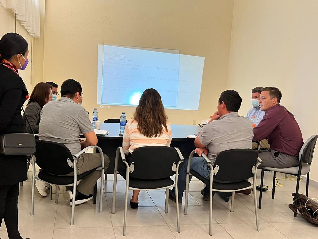 DesEconomicoOax's tweet photo. Sostuvimos una reunión con personal de la @UTM_SUNEO para  enlazar proyectos educativos y de inversión, impulsando alianzas con empresas como #Datyra cuya matriz se ubica en San Diego, California, y emplea a jóvenes oaxaqueños. 
#UnPuebloTransformandoSuHistoria https://t.co/Oc98Zp9KNx