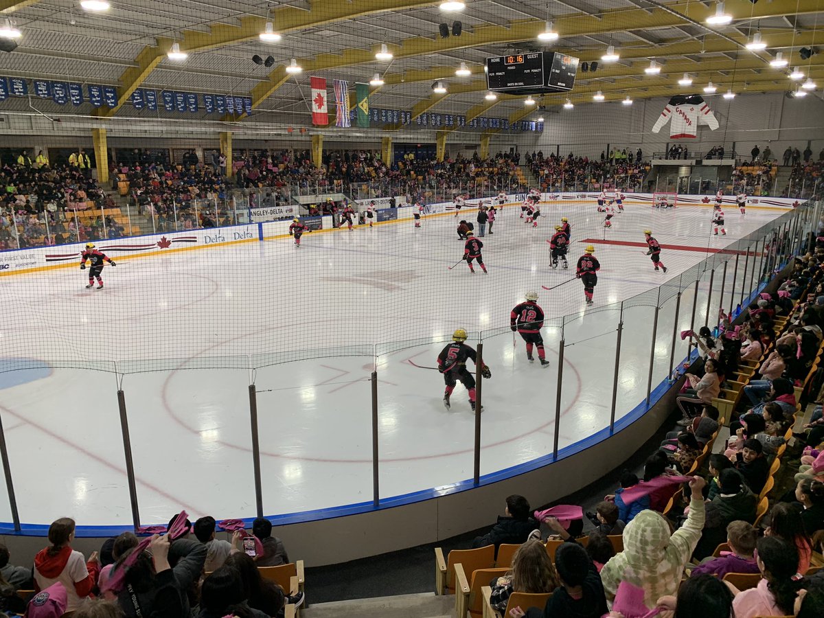 Amazing group of <a href="/deltasd37/">DeltaSchoolDistrict</a> kids cheering on our #firstresponders today! Puck dropping shortly…
#choosekindness #PinkShirtDay <a href="/deltapolice/">Delta Police Department</a>
