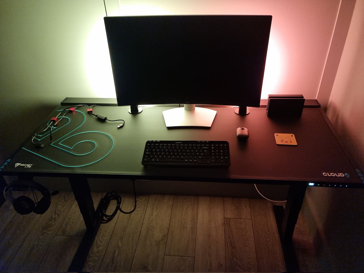 Martin_2207's tweet photo. New desk all set up 👌 #secretlab https://t.co/aMe5GqvovG